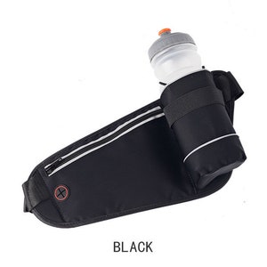 Puede incluir: Cintur&oacute;n de running negro con un bolsillo con cremallera y un porta-botellas. El porta-botellas est&aacute; hecho de tela negra y tiene una franja blanca alrededor de la parte superior. El cintur&oacute;n es ajustable y tiene un cierre de hebilla.