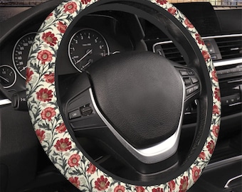 Coprivolante in stile William Morris con fiori rossi e foglie verdi su sfondo beige.