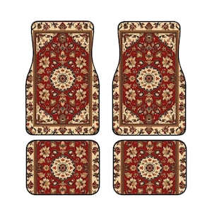 Peut inclure: Ensemble de quatre tapis de sol pour voiture avec un motif de tapis persan. Les tapis présentent un fond rouge avec des motifs floraux beiges et bruns et un médaillon central. Conçus pour l'avant et l'arrière du véhicule.