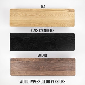 Puede incluir: Tres muestras de madera que muestran diferentes tipos de madera y colores: roble, roble te&ntilde;ido de negro y nogal.  WOOD TYPES/COLOR VERSIONS est&aacute; escrito debajo de las muestras.