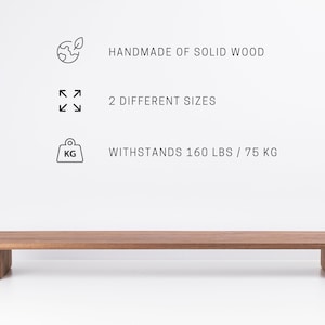 Puede incluir: Una larga estanter&iacute;a de madera con bordes redondeados y dos patas cortas en cada extremo. La estanter&iacute;a est&aacute; hecha de madera maciza y puede soportar hasta 75 kg. Est&aacute; disponible en dos tama&ntilde;os diferentes. Hecho a mano de madera maciza. 2 tama&ntilde;os diferentes. Soporta 160 lbs / 75 kg.