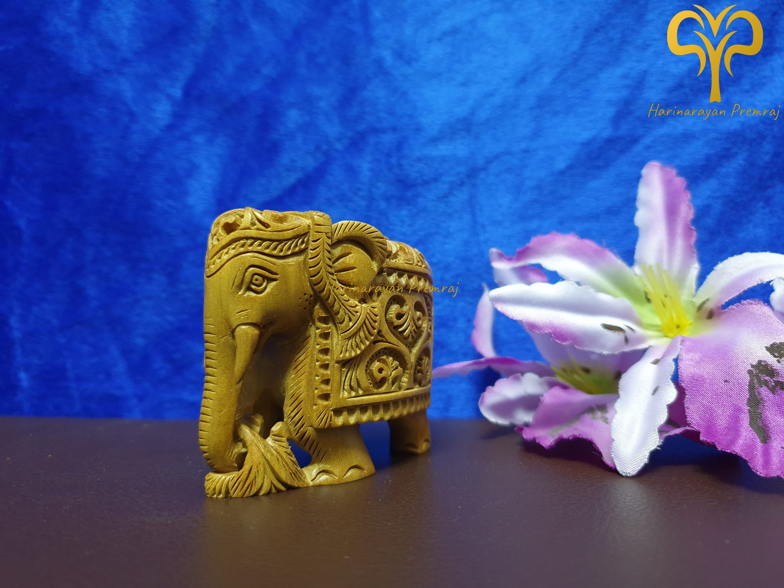 サンダルウッドの象 - 2 インチ / 彫刻象 / サンダルウッドの小さな象