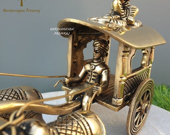 クリシュナ像付き真鍮製牛車、19cmの牛車に座るクリシュナ神像
