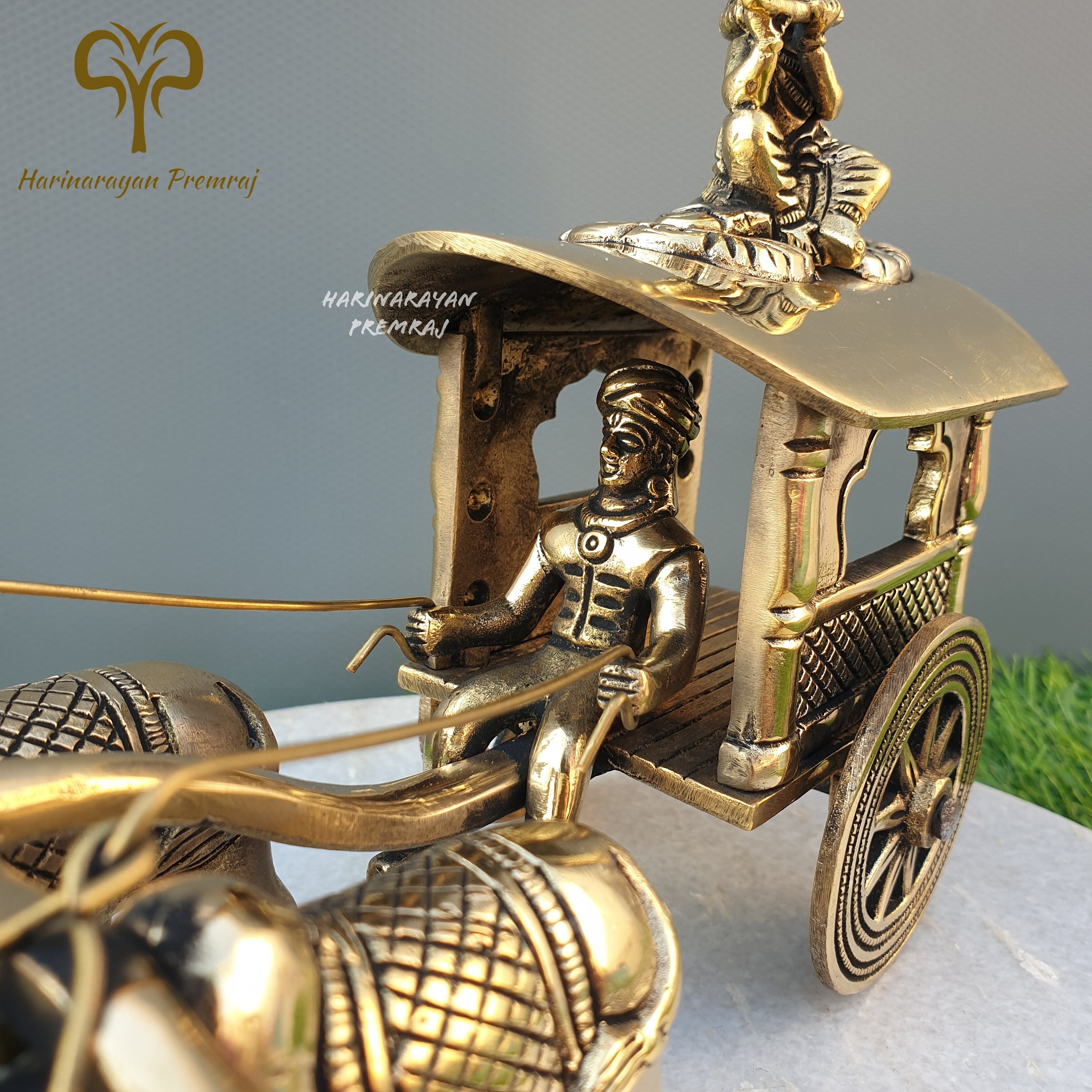 クリシュナ像付き真鍮製牛車、19cmの牛車に座るクリシュナ神像