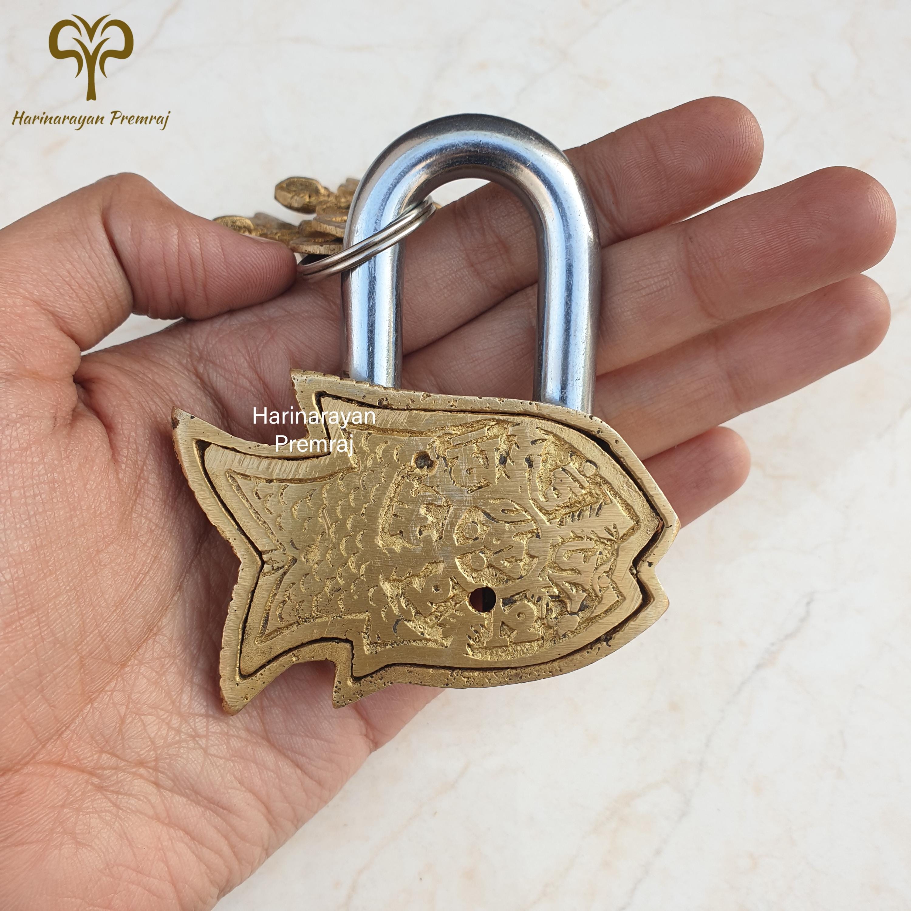 ◎古道具 庵々◎清末〜民国期 真鍮製カラクリ錠前 剣文様 ビットキー付◎珍品中国 手作りの真鍮製魚型南京錠（鍵付き）、ユニークなアンティークスタイル