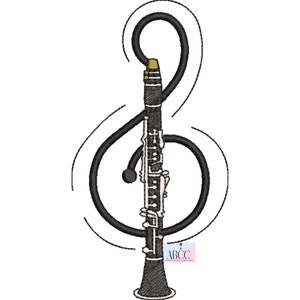 Pode incluir: Um clarinete preto com detalhes dourados é posicionado na frente de um símbolo de clave de sol. O clarinete é um instrumento de sopro de madeira usado em orquestras e bandas.