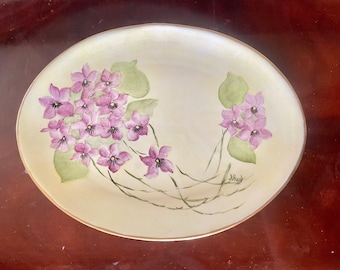 Plato vintage pintado a mano con flores de lavanda