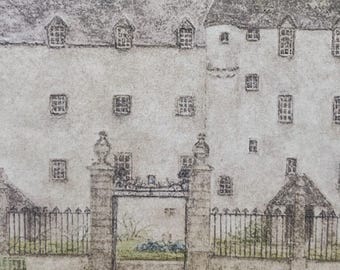 Puede incluir: Un dibujo en blanco y negro de un gran edificio blanco con una entrada cerrada por una puerta. El edificio tiene muchas ventanas y un techo alto y estrecho. La puerta es de metal y tiene un diseño decorativo. El dibujo está hecho en un estilo realista.