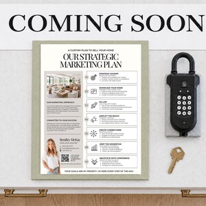 Puede incluir: Un letrero blanco con el texto COMING SOON, un folleto rectangular titulado OUR STRATEGIC MARKETING PLAN con información inmobiliaria, una caja de seguridad digital negra con teclado y una llave de metal de color latón.