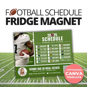 Op de afbeelding: Een groene en witte koelkastmagneet met de tekst "FOOTBALL SCHEDULE FRIDGE MAGNET" en "2025 SCHEDULE KANSAS CITY CHIEFS". De magneet toont een American footballspeler en een aanpasbare Canva-sjabloon.