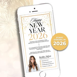 以下が含まれることがあります： スマートフォンには、2026年の新年の挨拶が表示されています。デザインは、金色の紙吹雪、エレガントなタイポグラフィ、「Happy New Year 2026」のテキストが特徴です。「Start Strong in 2026」と書かれた丸いステッカーがあります。下部には不動産業者の連絡先情報が含まれています。