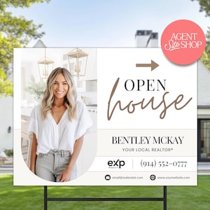 Könnte beinhalten: Ein Immobilien-Open-House-Schild mit den Worten "Open House" in einer stilvollen Schriftart. Das Schild zeigt ein Foto einer Frau und Kontaktinformationen für Bentley McKay, Ihren lokalen Makler.