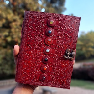Diario de cuero hecho a mano: Diario Seven Stone con candado, cuaderno recargable