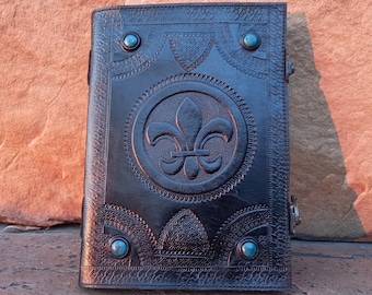 Cuaderno de cuero hecho a mano: Cuaderno celta con relieve de piedra turquesa y candado.