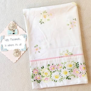 Cottagecore! Vintage 1970s? Unknown Brand Pink/Yellow/White Daisy Floral Poly/Cotton Single (1) Pillowcase 20x30