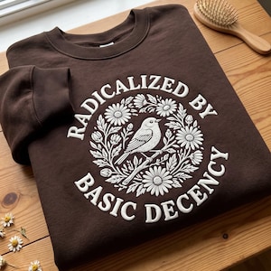 Besticktes botanisches Sweatshirt, Aktivismus-Sweatshirt mit Rundhalsausschnitt für soziale Gerechtigkeit, asymetrisch gefärbtes Sweatshirt