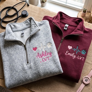 Personlig veterinärtekniker-tröja med kvarts dragkedja, broderad sjukvårdsuniform, LVT-skrubjacka