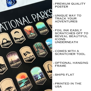 Pu&ograve; includere: Un poster nero con il testo "National Parks" in bianco. Il poster presenta una collezione di distintivi di parchi nazionali illustrati e colorati con nomi come "Arches", "Badlands", "Big Bend", "Biscayne", "Congaree" e "Everglades". Il poster &egrave; progettato per essere grattato per rivelare le icone sottostanti.