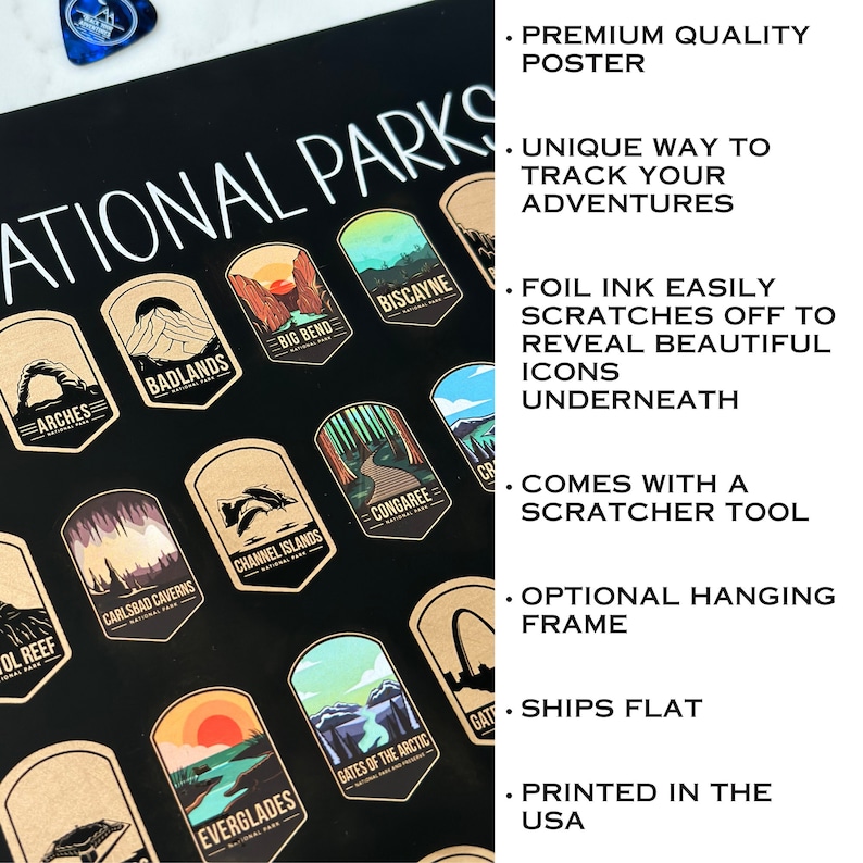 Pu&ograve; includere: Un poster nero con il testo "National Parks" in bianco. Il poster presenta una collezione di distintivi di parchi nazionali illustrati e colorati con nomi come "Arches", "Badlands", "Big Bend", "Biscayne", "Congaree" e "Everglades". Il poster &egrave; progettato per essere grattato per rivelare le icone sottostanti.