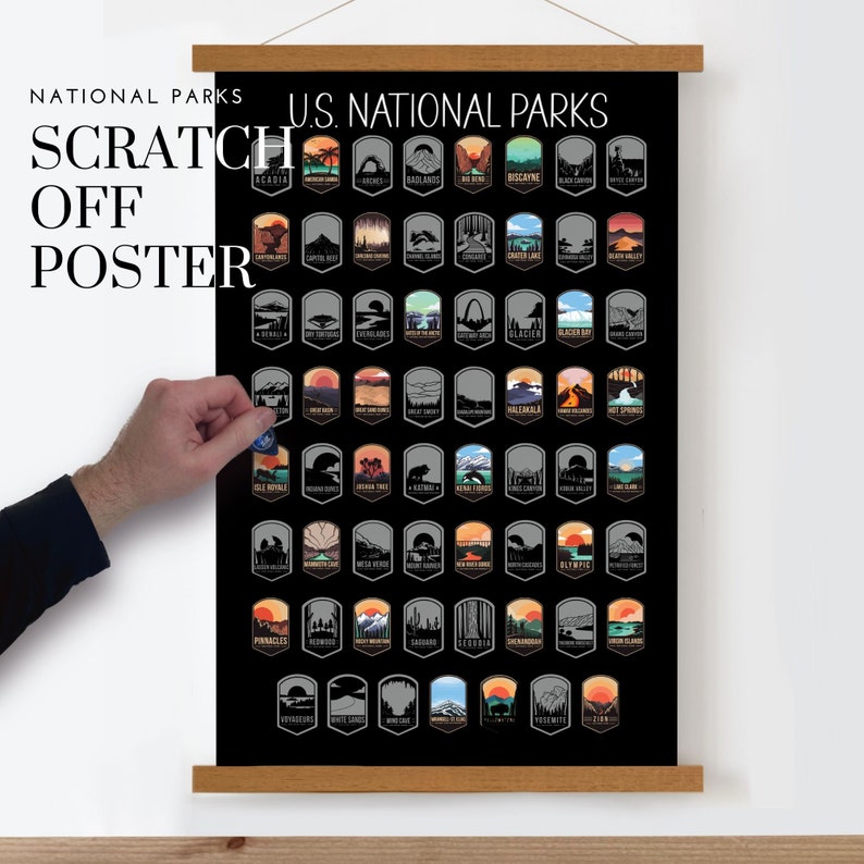 Pu&ograve; includere: Un poster in bianco e nero con un design a gratta e vinci che presenta i loghi di tutti i 63 parchi nazionali degli Stati Uniti. Il poster ha una cornice in legno e il testo "U.S. NATIONAL PARKS" e "SCRATCH OFF POSTER" &egrave; stampato in bianco.