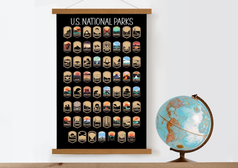 Pu&ograve; includere: Un poster nero e marrone con il testo "U.S. National Parks" in alto. Il poster presenta 63 illustrazioni colorate di loghi di parchi nazionali, ognuno con un design unico che rappresenta un parco diverso.