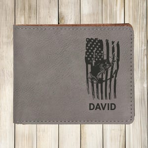 Cartera de cuero personalizada para pesca de lubina, regalo para el Día del Padre para pescadores, regalo para amantes de la pesca de lubina con bandera de EE. UU., cartera de cuero con bandera estadounidense.