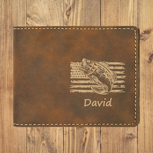 Cartera de cuero personalizada para pesca de lubina, regalo para el Día del Padre para pescadores, regalo personalizado para amantes de la pesca de lubina, cartera de cuero con bandera estadounidense.