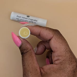 Bálsamo labial vegano natural de karité - Hidratante - Sabores (fresa, vainilla, chocolate especiado, napolitano, coco, sandía, bollo de canela y más)