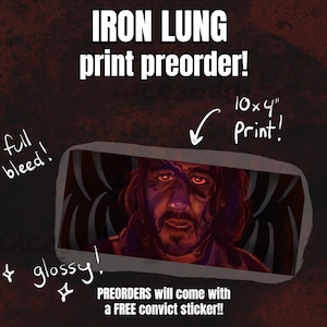 Op de afbeelding: Een glanzende print van 10 x 4 inch met full bleed. De print toont een portret van een man met lang haar en een litteken, met de tekst "IRON LUNG print preorder!" en "PREORDERS will come with a FREE convict sticker!!"