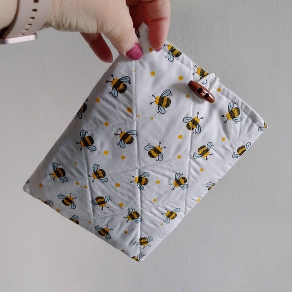 Quilted Kindle Sleeve CUTE HONEY BEE Cotton Fabric Pouch - Lined Padded eBook Case - 6x8inch (15x20cm)