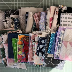 Sacchetto di ritagli - Ritagli di tessuto di cotone assortiti - 1 x 200 g - Lavoretti per bambini, collage, quilting, patchwork, creazione di vestiti per bambole, ecc.