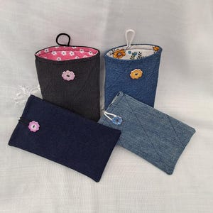 Quiltat denimfodral för mobiler – blommigt foder, träknappsknäppning (16,5 cm x 9 cm)