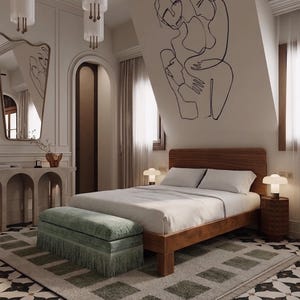 Könnte beinhalten: Schlafzimmer mit Holzrahmenbett, weißer Bettwäsche und grüner Bank am Fußende des Bettes. Der Raum verfügt über eine große abstrakte Strichzeichnung an der Wand und einen gemusterten Teppich.