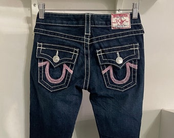 TRUE RELIGION Jeans Dark Wash Flare Jeans Frauen Weites Bein Low Rise Gestickter Regenbogen Joey Größe 25