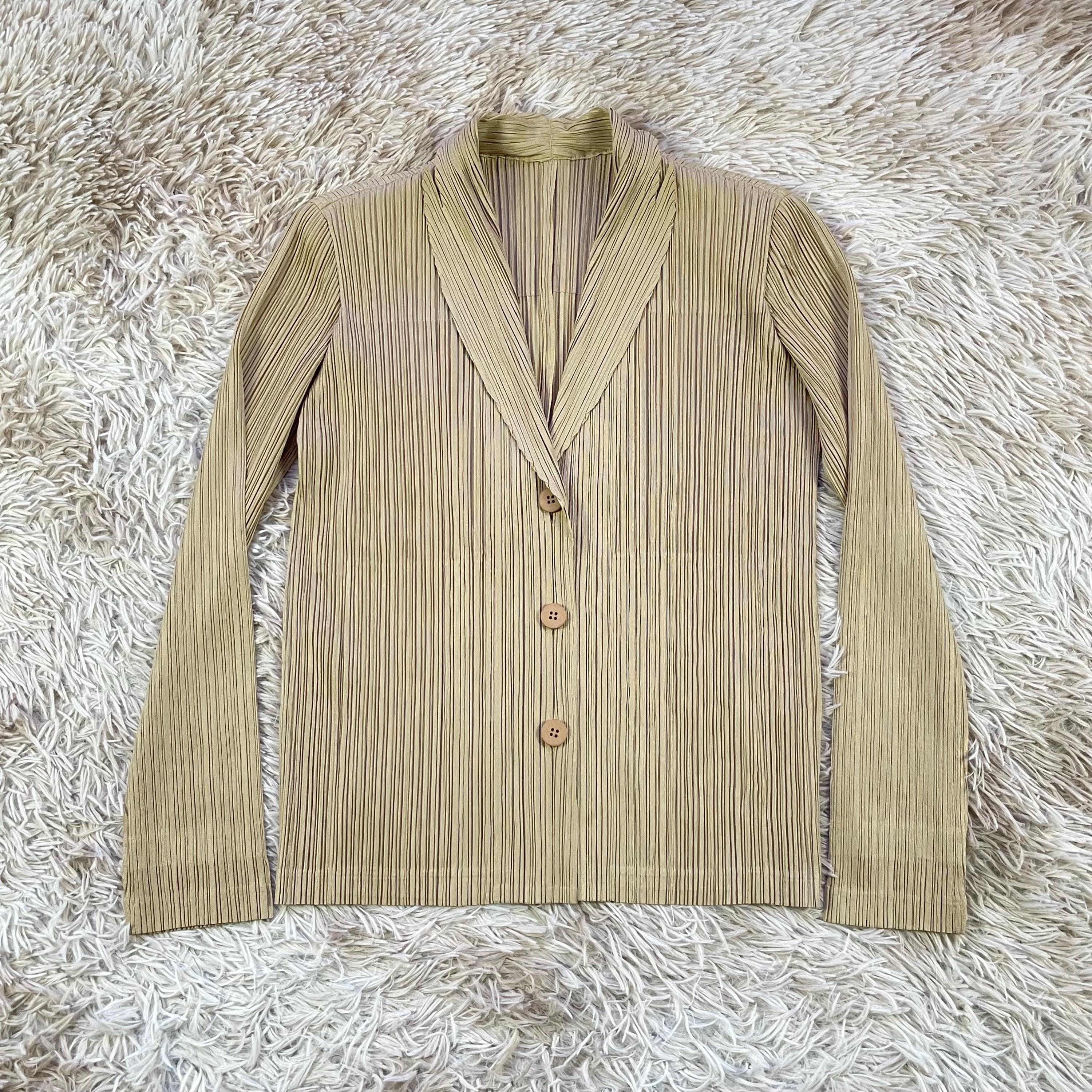 PLEATS PLEASE ISSEY MIYAKE - PLEATS PLEASE プリント プリーツ シャツ ベスト PLEATS PLEASE ISSEY MIYAKE Tops – The official ISSEY MIYAKE