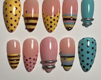 Lunares y rayas / Uñas con pedrería / Uñas con diseño de lunares / Uñas de gel a presión / Uñas de moda / Uñas adhesivas / Uñas de primavera / Colores pastel