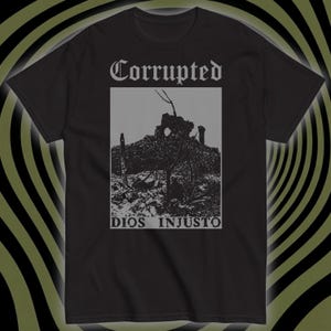 Könnte beinhalten: Schwarzes T-Shirt mit einem Graustufen-Motiv einer zerstörten Struktur. Das Wort "Corrupted" steht über dem Bild, und "DIOS INJUSTO" darunter. Der Hintergrund zeigt ein wirbelndes Muster in Grün und Schwarz.