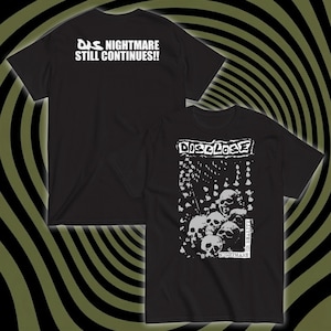 Peut inclure: T-shirts noirs avec des graphiques blancs. L'un affiche le texte "DIS NIGHTMARE STILL CONTINUES!!" au dos. L'autre présente "DISCLOSE" au-dessus d'un graphique de crâne avec "NIGHTMARE" en dessous.