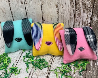 Conejito de Pascua bordado de peluche: peluche de vellón hecho a mano