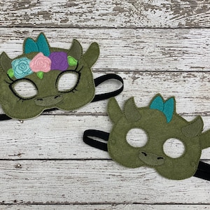 Bloemen drakenmasker: geborduurd vilten kostuum, feestbedankje
