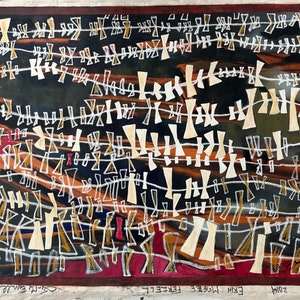 Puede incluir: Pintura abstracta con fondo negro y formas geométricas blancas, marrones y doradas. Las formas están dispuestas en un patrón que se asemeja a una cuadrícula. La pintura tiene una superficie texturizada y un borde rojo.