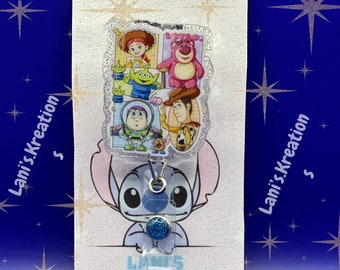 Puede incluir: Un portatarjetas transparente con bordes brillantes que presenta personajes de la franquicia de películas Toy Story. El carrete incluye imágenes de Woody, Buzz Lightyear, Jessie, Lotso y los Little Green Men. El carrete está unido a un respaldo con el tema de Stitch con el texto "Lani's Kreation" y "Lani's Crafty Kreations".