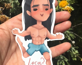 Op de afbeelding: Een cartoon sticker van een persoon met lang zwart haar, die een blauwe short draagt en poseert met een been omhoog. De sticker heeft de tekst "WTHHYB" bovenaan en "loca?" onderaan.