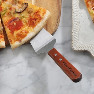 Personalized CAKE SERVER Pizza Pie Pastry Serving Wood Gift for Him Dad Men Her Kitchen Baking Bridesmaid Birthday Boyfriend Custom Engraved