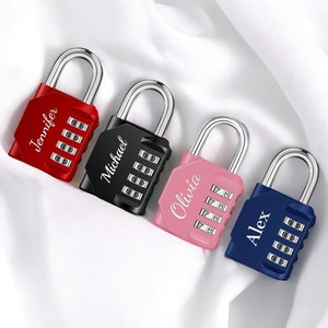 Op de afbeelding: Vier gepersonaliseerde combinatie sloten in rood, zwart, roze en blauw. Elk slot heeft een andere naam gegraveerd: Jennifer, Michael, Olivia en Alex.