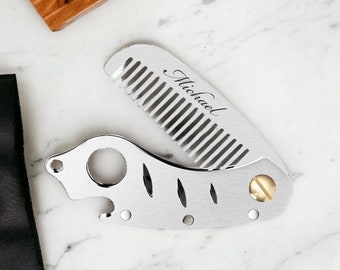 Pode incluir: Um pente de bolso prateado com um abridor de garrafas e uma inscrição personalizada que diz "Michael".