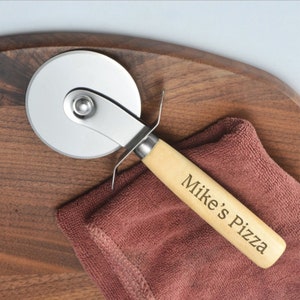 Personalized PIZZA CUTTER Wheel Axe Peel Kitchen Cooking Groomsmen Gift for Him Dad Men Gift for Her Mom Women Mom Birthday Custom Engraved