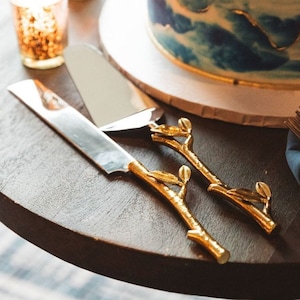 Juego de cortadores de pastel de boda personalizado con diseño floral de pan de oro, cuchillo rústico vintage minimalista, regalo de novia, cumpleaños, grabado personalizado