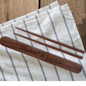 Personalisierte HOLZ CHOPSTICKS & CASE Chop Sticks Hochzeit Brautjungfer Geschenk für Sie Frauen Mom Him Home Kochen Küche Geburtstag Individuell graviert