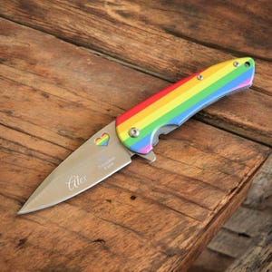 Cadeau personnalisé du mois de la GAY PRIDE Couteau Couteaux Lesbiennes Lgbtq Queer Cadeau pour lui papa hommes ses femmes petite amie anniversaire gravure personnalisée
